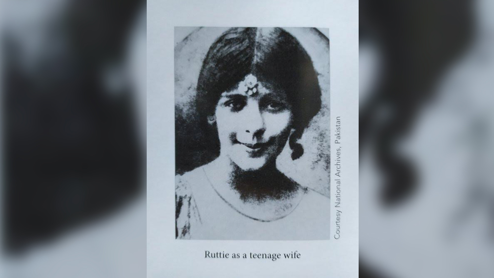 রাজনীতি এবং কূটনীতি-সহ বিভিন্ন বিষয়ে গভীর আগ্রহ খুব অল্প দিনের মধ্যে ঘনিষ্ঠ করে তোলে জিন্না ও রত্তনবাঈকে। পেতিত পরিবার ঘুণাক্ষরেও টের পায়নি তাদের রুত্তি কাকে মন দিয়ে বসেছে! তাঁদের ধারণা ছিল, পিতৃসম জিন্নার ব্যক্তিত্বের গুণমুগ্ধ রত্তনবাঈ। তাই দার্জিলিঙে দু’জনের একসঙ্গে দীর্ঘ সময়যাপনের মধ্যেও আপত্তিকর কিছু দেখেননি মুক্তমনা দীনশ’ এবং দিনাবাঈ পেতিত।