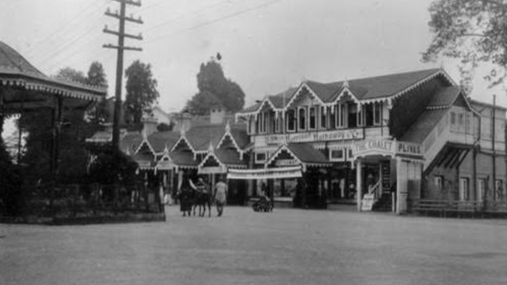 পেতিত পরিবারের আমন্ত্রণেই তাঁদের সঙ্গে ছুটি কাটাতে দার্জিলিং পৌঁছেছিলেন জিন্না। শৈলশহরের নিসর্গে জিন্নার কাছে আত্মসমর্পণ করে রত্তনবাঈয়ের মন। পরে সুকৌশলে বন্ধু দীনশ’র কাছে তাঁর মেয়ের পাণিগ্রহণের প্রস্তাব দেন জিন্না। এক আলোচনায় প্রথমে তিনি দীনশ’-কে জিজ্ঞাসা করেন, ভিন ধর্মে বিয়ে নিয়ে তাঁর কী মত? পাশ্চাত্যশিক্ষায় বিশ্বাসী উদারমনস্ক ব্যারনেট দীনশ’ নির্দ্বিধায় জানান, তিনি ভিন ধর্মে বিয়ের মধ্যে আপত্তিজনক কিছু খুঁজে পান না।