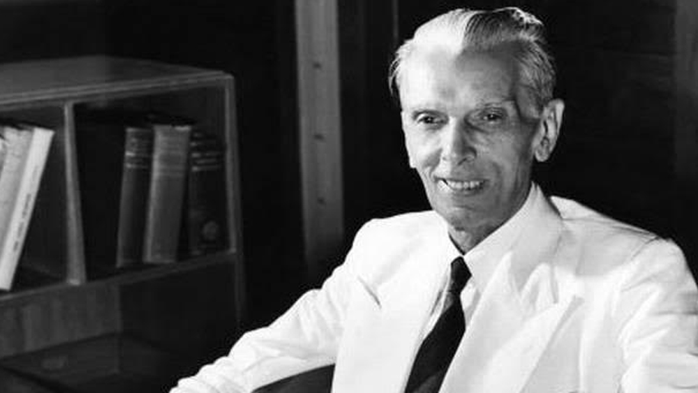 এর পর তিনি যা শোনেন, তাতে আকাশ থেকে পড়েন দীনশ’। ঘনিষ্ঠ বন্ধু জিন্না এ বার দীনশ’কে বলেন, ভিন ধর্মে বিয়েতে তাঁর যখন কোনও আপত্তি নেই, তিনি তা হলে রত্তনবাঈকে বিয়ে করতে চান। জিন্নার প্রস্তাবে সম্মত হওয়া তো দূর অস্ত্, তাঁর সঙ্গে সব সম্পর্ক ছিন্ন করে দেন দীনশ’।