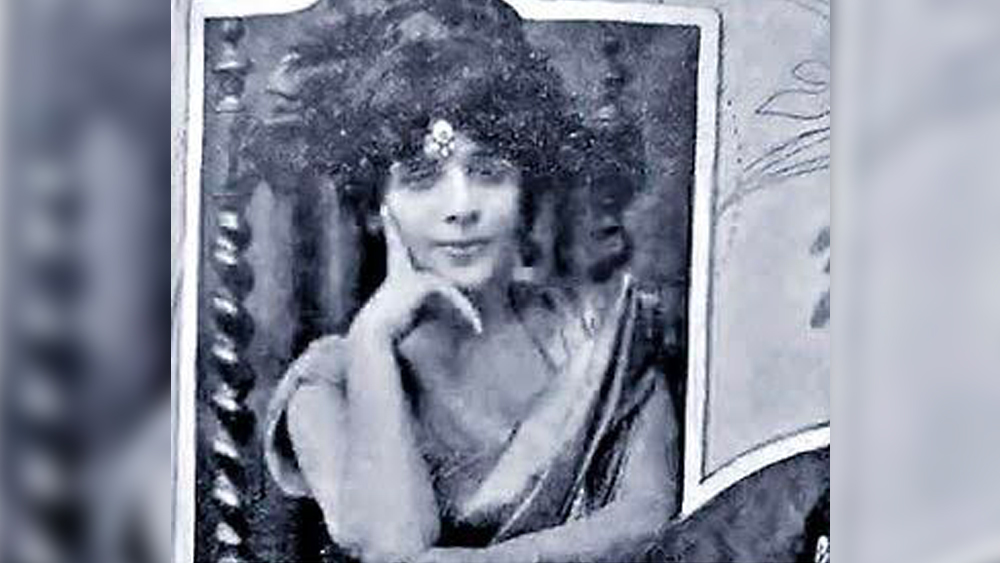 দীনশ’ পেতিতের নিজের বোন হুমাবাঈ সে সময় দেশে ফিরেছেন ফ্রান্স থেকে উচ্চশিক্ষা সেরে। তিনি তখন ২৯ বছর বয়সি এবং অবিবাহিতা। কিন্তু পেতিত পরিবার বা সম্ভ্রান্ত পার্সি সমাজে কোনও ভ্রূকুঞ্চনই হয়নি অনূঢ়া হুমাবাঈকে নিয়ে। সেখানে কি না ষোড়শী রত্তনবাঈ বিয়ে করতে চান ৪০ বছরের জিন্নাকে! পেতিত দম্পতি মরিয়া চেষ্টা করলেন মেয়েকে বোঝানোর। ঝড় ওঠার আগে থমথমে হয়ে গেল তৎকালীন পেতিত পরিবার।