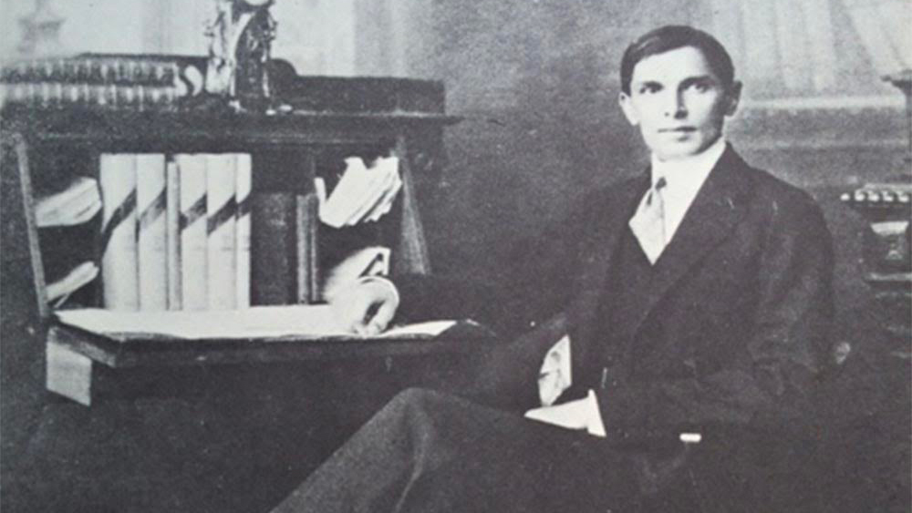 গুমোট সেই পরিস্থিতি বজায় থাকল আরও দু’বছর। ঝড়টা উঠল সে কালের বম্বের তাজ মহল হোটেলে, রত্তনবাঈয়ের জন্মদিনের পার্টিতে। অতিথি অভ্যাগতদের সামনে পেতিত-রাজকন্যা জানালেন মহম্মদ আলি জিন্নার বিয়ের প্রস্তাবে তিনি রাজি হয়েছেন। সকলে যেন তাঁদের জুটিকে শুভেচ্ছা জানায়। বিলাসবহুল হোটেলের হলে তখন হিমশীতল নৈঃশব্দ্য।