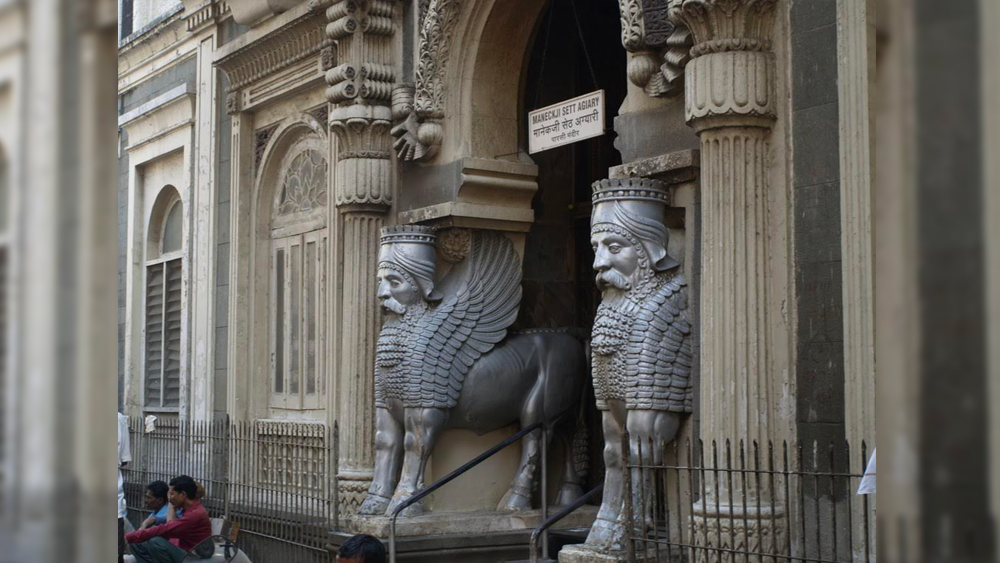 সেই নিস্তব্ধতা বজায় ছিল রত্তনবাঈয়ের জীবনের বাকি দিনগুলিতেও। ব্যারনেট পরিবার এবং পার্সি সমাজ তাঁর সঙ্গে সব সম্পর্ক ছিন্ন করেছিল। রক্ষণশীল পার্সি সমাজ এই বিয়ে মেনে নেয়নি। সমাজের চাপে পেতিত দম্পতিও সর্বসমক্ষে একমাত্র মেয়ের সঙ্গে সব সম্পর্ক ভেঙে দিয়েছিল। পরে পার্সি সমাজে ভিন ধর্মে বিয়ের ঘটনা আরও ঘটেছে। কিন্তু রত্তনবাঈয়ের সময়ে ভিন ধর্মে বিয়ে তাঁদের মধ্যে কার্যত ছিল নজিরবিহীন।