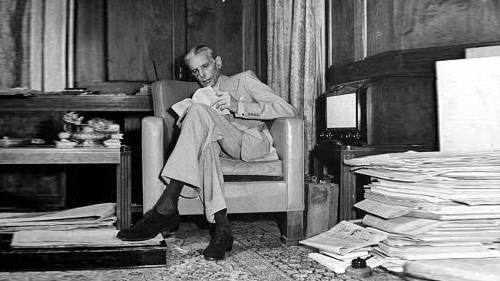 জিন্নার এটা দ্বিতীয় বিয়ে ছিল। ১৮৯২ খ্রিস্টাব্দে ১৬ বছর বয়সে তাঁর প্রথম বিয়ে হয়েছিল দূর সম্পর্কের আত্মীয়া এমিবাঈ-এর। পারিবারিক চাপে এই বিয়ে করতে বাধ্য হন জিন্না। বিয়ের কিছু দিন পরেই উচ্চশিক্ষার জন্য পাড়ি দিয়েছিলেন ইংল্যান্ডে। তার অল্প কয়েক দিন পরেই মৃত্যু হয় ১৪ বছরের কিশোরী এমিবাঈয়ের। প্রথম বিয়ের ২৭ বছর পরে জিন্না দ্বিতীয় বিয়ে করেছিলেন।