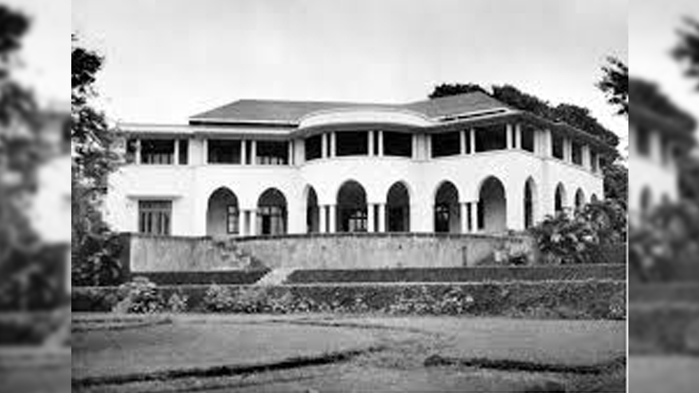 নবদম্পতি জিন্না এবং রত্তনবাইয়ের সংসার শুরু হয়েছিল মালাবার হিলসের সাউথ কোর্ট ম্যানসনে। এই প্রাসাদের আর এক নাম জিন্না হাউস। পেতিত পরিবারের প্রাসাদ থেকে এর দূরত্ব ছিল ঢিলছোড়া। কিন্তু দু’টি প্রাসাদের মধ্যে সম্পর্কের শীতলতা দূর হয়নি।