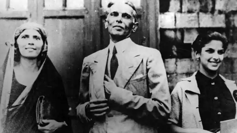 অভিযোগ, মেয়ের প্রতি উদাসীন ছিলেন জিন্নাও। ১৯২২ থেকে ক্রমশ আরও সক্রিয় রাজনীতিতে জড়িয়ে পড়েন জিন্না। দেশ জুড়ে উত্তাল পরিস্থিতিতে স্পষ্ট হতে থাকে তাঁর নেতৃত্ব সত্ত্বা। স্বামীর মনোযোগ তাঁর উপর থেকে অন্য বিন্দুতে সরে যাচ্ছে, এ কথা মানতে পারতেন না রত্তনবাঈও। ফলে তিনিও ধীরে ধীরে নিজেকে গুটিয়ে নিচ্ছিলেন। মাঝখান থেকে অবহেলিত হতে থাকে তাঁদের একমাত্র কন্যা। জন্মের পর দীর্ঘদিন তাঁর কোনও নামকরণও হয়নি।