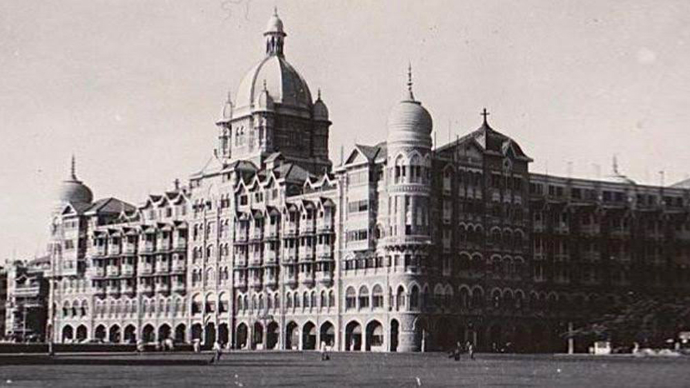 মেয়ের জন্মের পরে জিন্না-রত্তনবাঈ সম্পর্কের দ্রুত অবনতি হয়। ৮ বছরের মেয়েকে জিন্না হাউসে রেখে ১৯২৮ সালে রত্তনবাঈ চলে যান সেই তাজ মহল হোটেলে, যেখানে সে দিন থেকে ১০ বছর আগে তিনি বিয়ের সিদ্ধান্তের কথা ঘোষণা করেছিলেন। তাজ হোটেলের একটি স্যুইট ভাড়া করে থাকতে শুরু করেন জিন্নার অসুস্থ স্ত্রী। সে সময় কিছুটা হলেও সম্পর্ক সহজ হয়েছিল তাঁর মায়ের সঙ্গে। শরীর এবং মন ভাল করতে মায়ের সঙ্গে প্যারিসে ঘুরতে যান রত্তনবাঈ। কিন্তু সেখানে গিয়ে গুরুতর অসুস্থ হয়ে পড়েন তিনি।