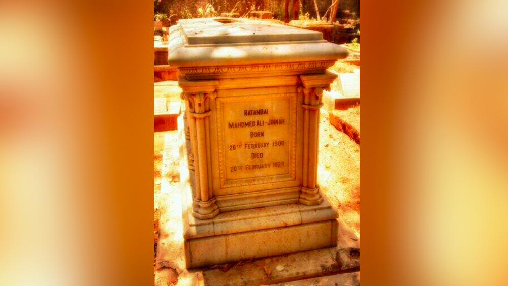 রত্তনবাঈয়ের মৃত্যুর কারণ সম্বন্ধে স্পষ্ট করে কিছুই জানা যায় না। ক্যানসার থেকে কোলাইটিস— মৃত্যুর সম্ভাব্য কারণ হিসেবে উঠে এসেছিল অনেক কিছুই। তবে তাঁর মৃত্যুর বহু বছর পরে ছয়ের দশকে রত্তনবাঈয়ের ঘনিষ্ঠ বন্ধু কাঞ্জি দ্বারকাদাস দাবি করেন, নিয়মিত ঘুমের ওষুধ বেশি মাত্রায় খেয়ে তিলে তিলে নিজেকে শেষ করে ফেলেছিলেন রত্তনবাঈ।