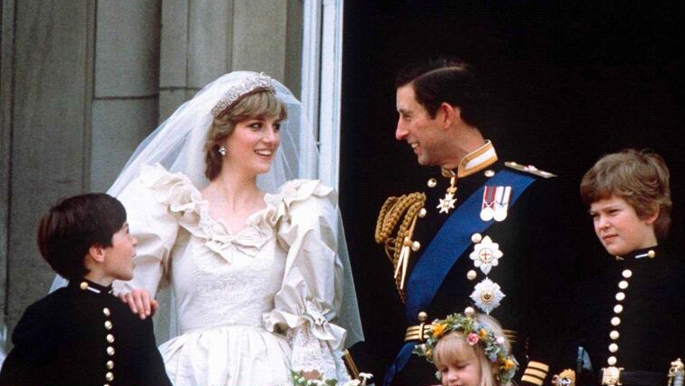 ষোড়শী ডায়ানাকে প্রথমবার চার্লস দেখেছিলেন ১৯৭৭ সালে। তখন ডায়ানার দিদি লেডি সারা-র সঙ্গে সম্পর্ক ছিল চার্লসের। কিন্তু ডায়ানার সঙ্গে আলাপের পর থেকে ঘুরে যায় প্রেমের অভিমুখ।