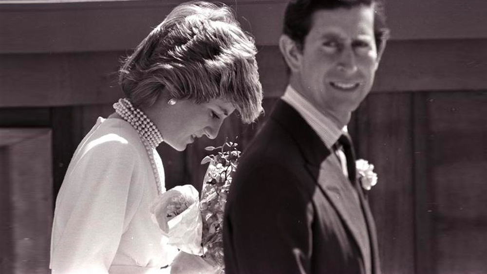 ব্রিটিশ রাজপরিবারের সদস্যরা সাধারণত বিবাহবন্ধনে বাঁধা পড়েন ওয়েস্টমিনস্টার অ্যাবেতে। কিন্তু চার্লস-ডায়ানার বেলায় সেই রীতি ভাঙা হয়েছিল। কারণ, ওয়েস্টমিনস্টার অ্যাবের তুলনায় সেন্ট পলস ক্যাথিড্রালে দর্শকাসন অনেক বেশি ছিল।