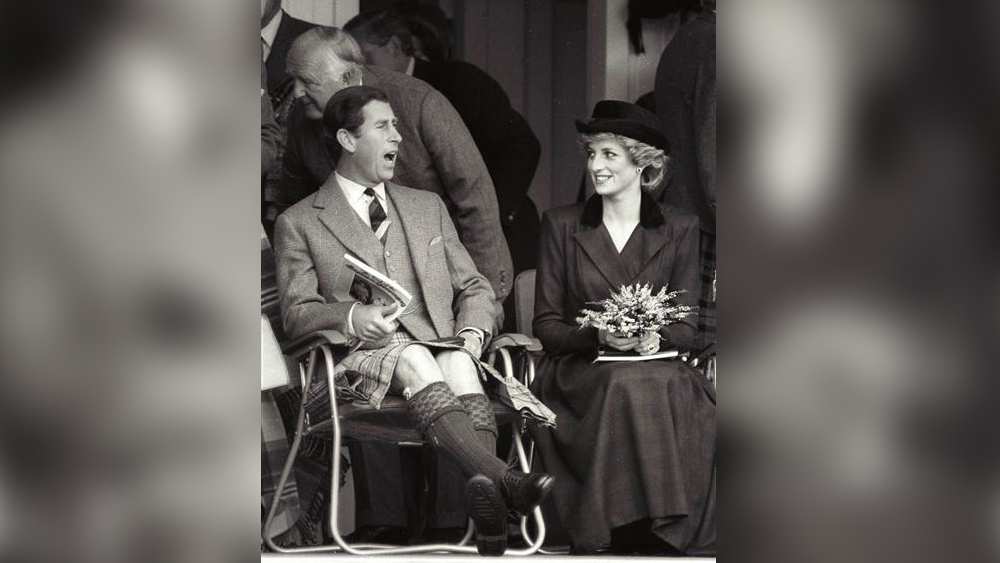 কিন্তু ব্রিটিশ যুবরাজের বিয়ের আসরে তো নিমন্ত্রিত হিসেবে থাকার সৌভাগ্য মুষ্টিমেয় অভ্যাগতদেরই হয়। নববিবাহিতদের দেখার জন্য রাজপথে দীর্ঘ অপেক্ষায় ছিলেন ৬ লক্ষ দর্শক। সারা পৃথিবীতে এই রাজকীয় বিয়ে দূরদর্শনের পর্দায় দেখেছিলেন ৭৫ কোটি দর্শক।