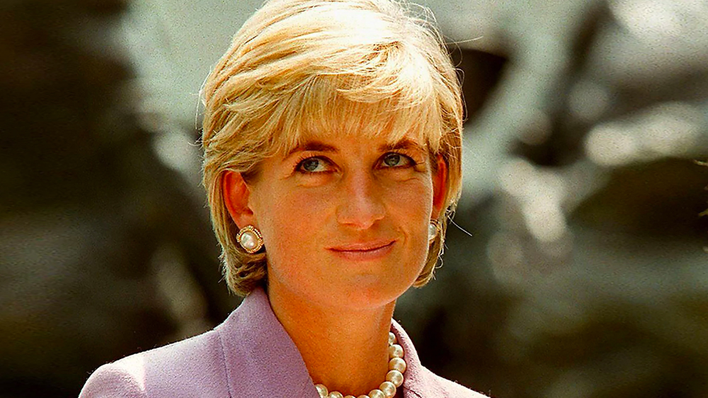 মাত্র ৩৬ বসন্তের জীবনে আভিজাত্য ও জনপ্রিয়তা সবসময়েই সঙ্গী ছিল লেডি ডায়ানার। ১৯৬১ সালের ১ জুলাই তাঁর জন্ম নরফোকের বিখ্যাত স্পেনসার পরিবারে। বংশপরম্পরায় তাঁরা ছিলেন আর্ল। ব্রিটিশ রাজপরিবারের সঙ্গে এই অভিজাত বংশের সুসম্পর্কও বহু দশকের প্রাচীন।