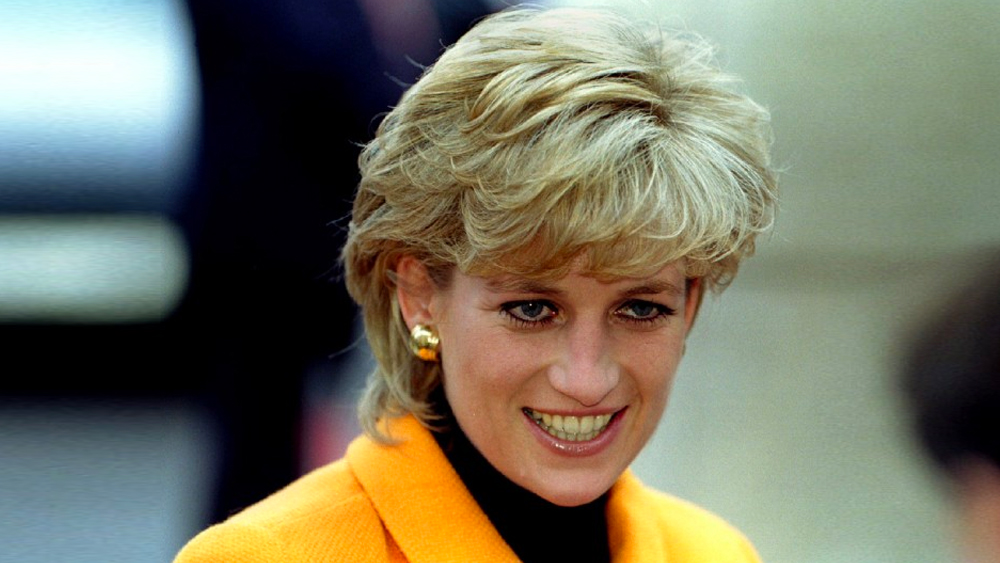 বয়সে ১৩ বছরের বড় যুবরাজ চার্লসকে বিয়ের পরে ডায়ানার উপাধি হয় ‘প্রিন্সেস অব ওয়েলস’। বিয়ের আগে শিক্ষিকার চাকরি করতেন। সেটি ডায়ানা ছেড়ে দেন বিয়ের সময়ে।