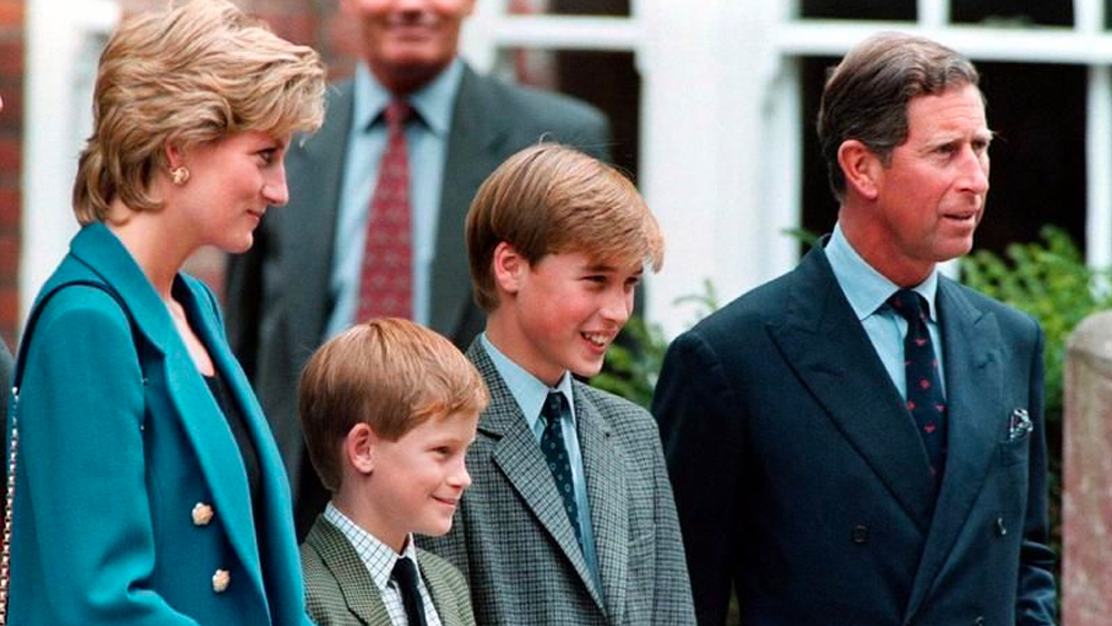 ছেলেদের প্রথম নাম থেকে তারা কোন স্কুলে পড়বে— সব সিদ্ধান্ত ছিল তাঁরই। যখনই সময় পেতেন, প্রোটোকল ভেঙে নিজেই যেতেন ছেলেদের স্কুলে। প্রয়াস ছিল, সন্তানদের খোলা হাওয়ার পরিবেশে বড় করতে। বাবা-মায়ের বিচ্ছেদের কারণে ডায়ানার ছোটবেলা ছিল বিধ্বস্ত। তাই তিনি নিজের সন্তানদের একটা সু্স্থ, স্বাভাবিক শৈশব দিতে চেয়েছিলেন। কিন্তু আরও অনেক ইচ্ছের মতো ডায়ানার এই স্বপ্নও অসম্পূর্ণ থেকে যায়।