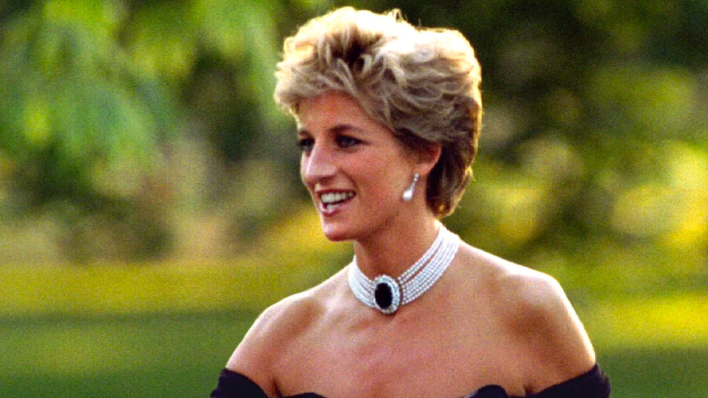 ডায়ানা নিজেও পছন্দ করতেন রাজপরিবারের লাল ফিতের ফাঁসের বাইরে উন্মুক্ত পরিবেশ। নিজের জন্মভূমি তথা বিশ্ববাসীর ভালবাসা পেলেও ব্রিটিশ রাজপরিবারের সঙ্গে তাঁর দূরত্ব ক্রমেই বেড়েছে।