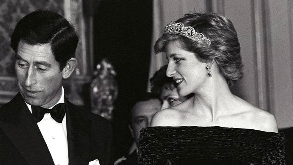 ১৯৯৬ সালের ২৮ অগস্ট বিচ্ছেদ চূড়ান্ত হয় চার্লস-ডায়ানার। বিচ্ছেদের কারণ এবং শর্ত প্রকাশ না করার জন্য অঙ্গীকারবদ্ধ হন দু’জনেই। ডায়ানা নামের পাশ থেকে চলে যায় ‘হার রয়্যাল হাইনেস’ সম্বোধন। সিংহাসনের উত্তরাধিকারীর মা হিসেবে তিনি রয়ে যান শুধুই ‘প্রিন্সেস অব ওয়েলস’ হয়ে।