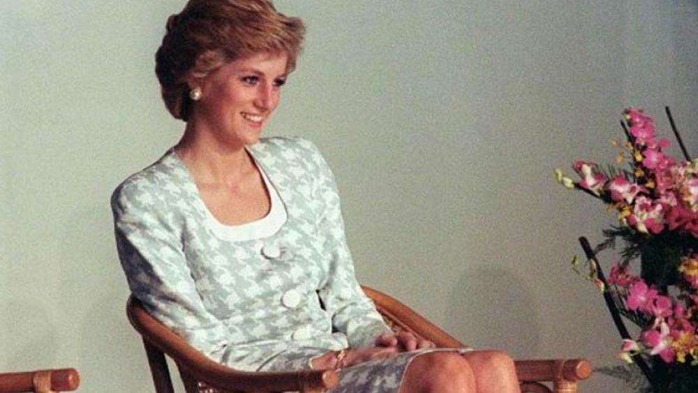 মৃত্যুর পরে ডায়ানার জীবন ঘিরে বিতর্ক যেন নতুন করে শুরু হল। যে সাক্ষাৎকার থেকে তাঁর জীর্ণ দাম্পত্য প্রকাশ্যে আসে, এ বার আঙুল উঠেছে তার দিকেই। অভিযোগ, সাংবাদিক বশির সাক্ষাৎকারের জন্য অসাধু উপায় নিয়েছিলেন। ডায়ানার ভাই চার্লস স্পেনসারের অভিযোগ, তাঁকে নকল নথি দেখানো হয়েছিল। যাতে তিনি বোনকে সাক্ষাৎকারের জন্য রাজি করান।