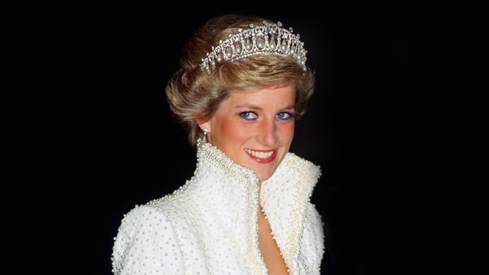 এমনকি, ডায়ানার উপর নজরদারি চালানোর জন্য তাঁর কর্মচারীদেরও বশির ঘুষ দিয়েছিলেন বলেও অভিযোগ। এহেন গুরুতর অভিযোগ ওঠার পরে পদক্ষেপ করেছে বিবিসি-ও। সংস্থার তরফে জানানো হয়েছে, এই ঘটনার তদন্তভার দেওয়া হয়েছে সুপ্রিম কোর্টের প্রাক্তন বিচারপতি জন ডাইসনের উপরে।