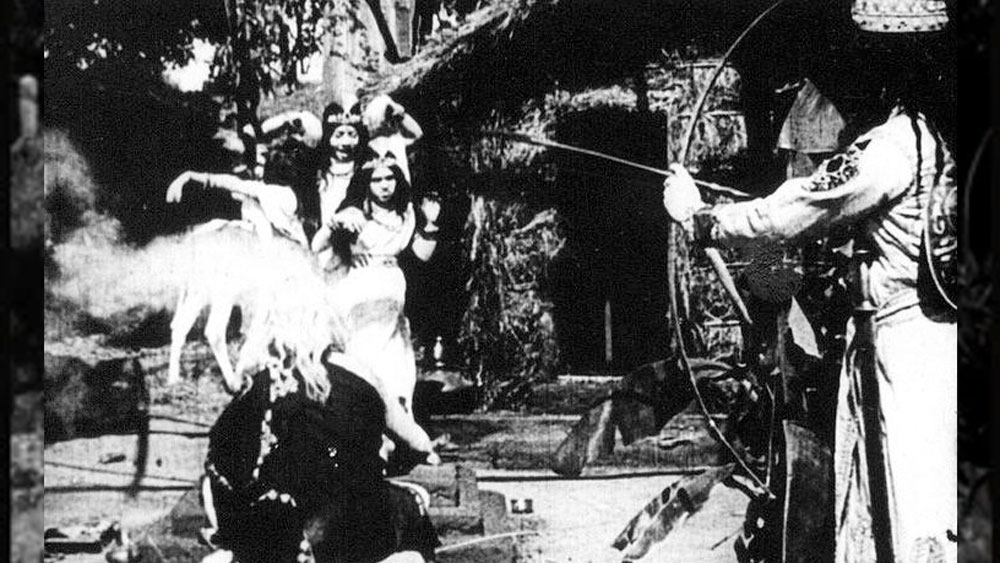 সময়টা ছিল এখনকার থেকে ঠিক উল্টো। ফিল্মে অডিশনের জন্য মহিলাদের লম্বা লাইন পড়ে যায় এখন। তখন তা স্বপ্নেও কল্পনা করা যেত না।