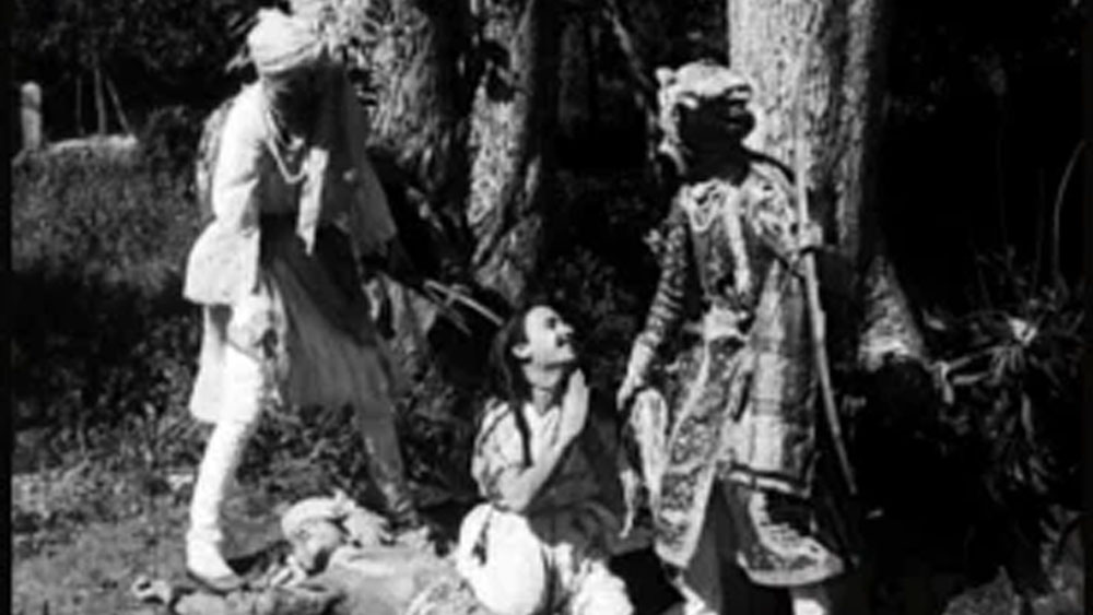 ফিল্মে অভিনয় করা নিয়ে বহু ভুল ধারণা এবং ভয় কাজ করত অনেকের মনে। তাই সচরাচর কোনও মহিলাই ফিল্মে আসতে চাইতেন না। ফিল্মের নাম শুনলে বরং কয়েক পা পিছিয়ে দাঁড়াতেন।