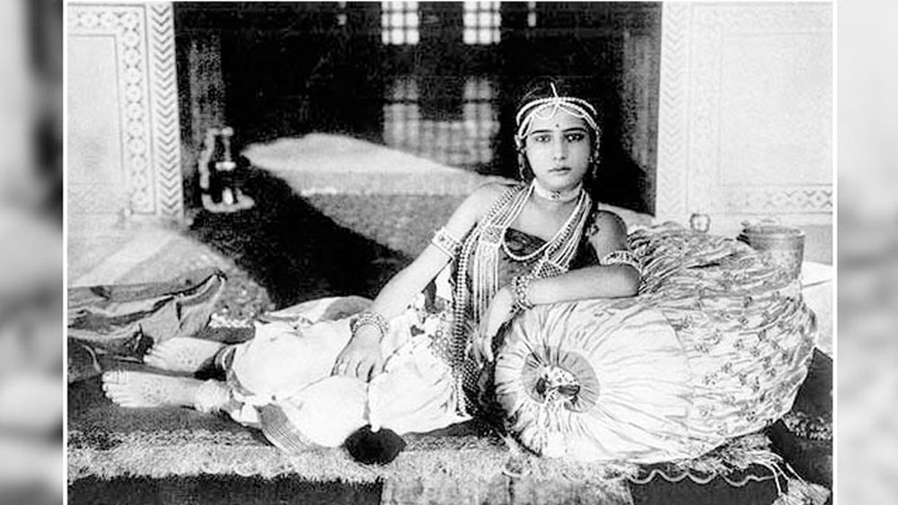 পরিস্থিতি এমন ছিল যে হোটেলে-রেস্তোরাঁর নর্তকী থেকে যৌনকর্মীদের দরজায় দরজায় ঘুরেও কোনও মহিলাকে এই ফিল্মের জন্য রাজি করাতে পারেননি দাদা সাহেব।