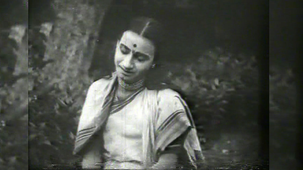 এ রকম একটা সময় হঠাৎ অণ্ণা সালুঙ্কির দিকে চোখ পড়ে তাঁর। অণ্ণার সুন্দর সরু হাত আর মেয়েদের মতো শরীরের কাঠামো দেখে চোখ জ্বলজ্বল করে উঠেছিল দাদা সাহেবের।