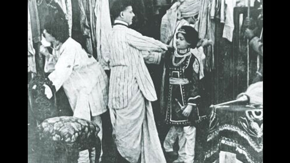 প্রকৃতপক্ষে পুরুষ অণ্ণার সেই থেকেই শুরু ফিল্ম কেরিয়ার। প্রথমে পর পর কয়েকটি ফিল্মে মহিলার চরিত্রে এবং পরে পুরুষের চরিত্রে অভিনয় করেন তিনি। অভিনেতা থেকে পরে তিনি সিনেমাটোগ্রাফার হয়ে উঠেছিলেন।