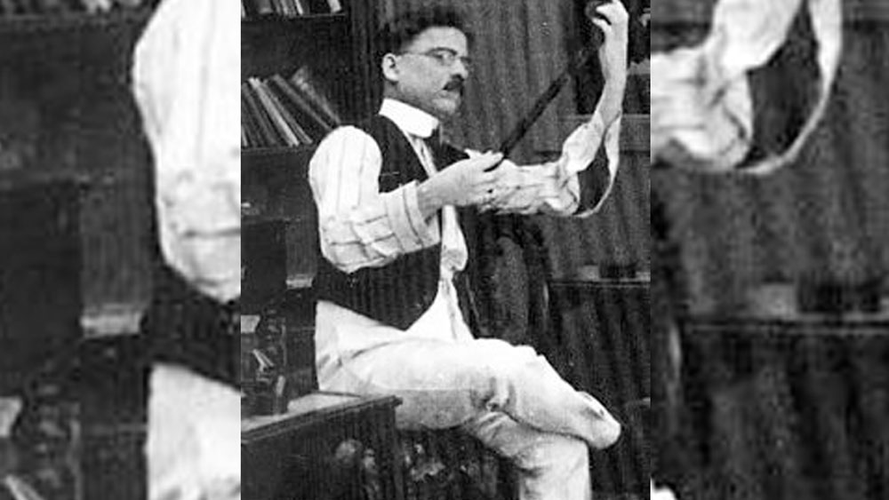 এই সময়ই অণ্ণার সঙ্গে দাদা সাহেবের আলাপ মুম্বইয়ের এক রেস্তোরাঁতে। মু্ম্বইয়ের গ্র্যান্ট রোডের এক রেস্তোরাঁয় ওয়েটারের কাজ করতেন অণ্ণা। সেই রেস্তোরাঁয় প্রায়ই যেতেন দাদা সাহেব।