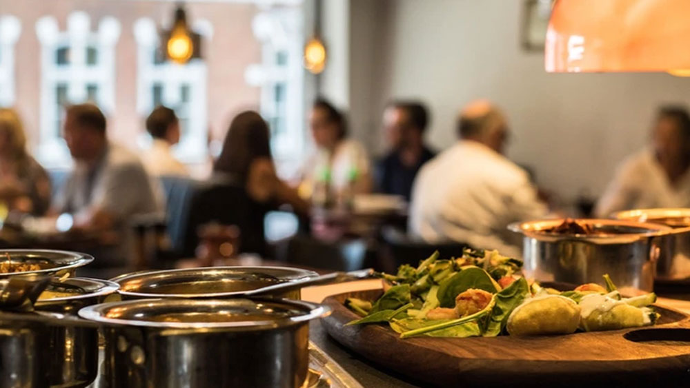 অণ্ণাই তাঁকে খাবার পরিবেশন করতেন। অণ্ণা যখন নিজে হাতে খাবারগুলো দাদা সাহেবের সামনে সাজিয়ে দিচ্ছিলেন তখনই তাঁর হাতে চোখ আটকে যায় দাদা সাহেবের।