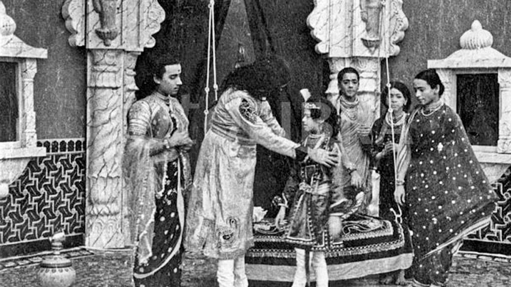 ফিল্মটি করতে দাদা সাহেবের সময় লেগেছিল ৬ মাস এবং ২৭ দিন। ১৯১৩ সালে তৎকালীন বোম্বের অলিম্পিয়া থিয়েটারে প্রথম এই ফিল্মের প্রদর্শন হয়। বাণিজ্যিক ভাবে অত্যন্ত সফল এই ফিল্মই ভারতে চলচ্চিত্র জগতের ভিত্তি স্থাপন করে দেয়।