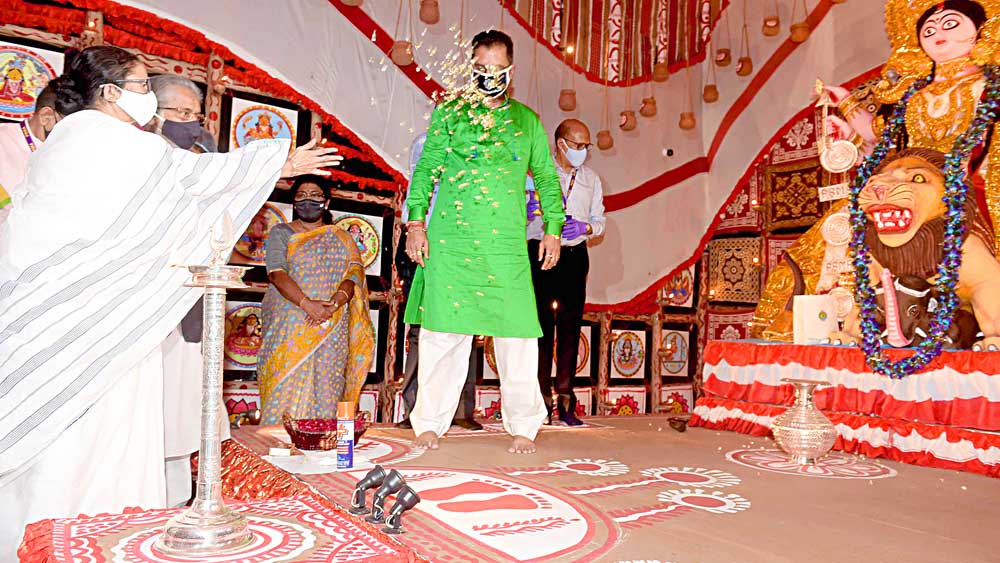 উদ্বোধন: পোস্তা এলাকার একটি জগদ্ধাত্রী পুজোয় মমতা বন্দ্যোপাধ্যায়। বুধবার। ছবি: সুদীপ্ত ভৌমিক
