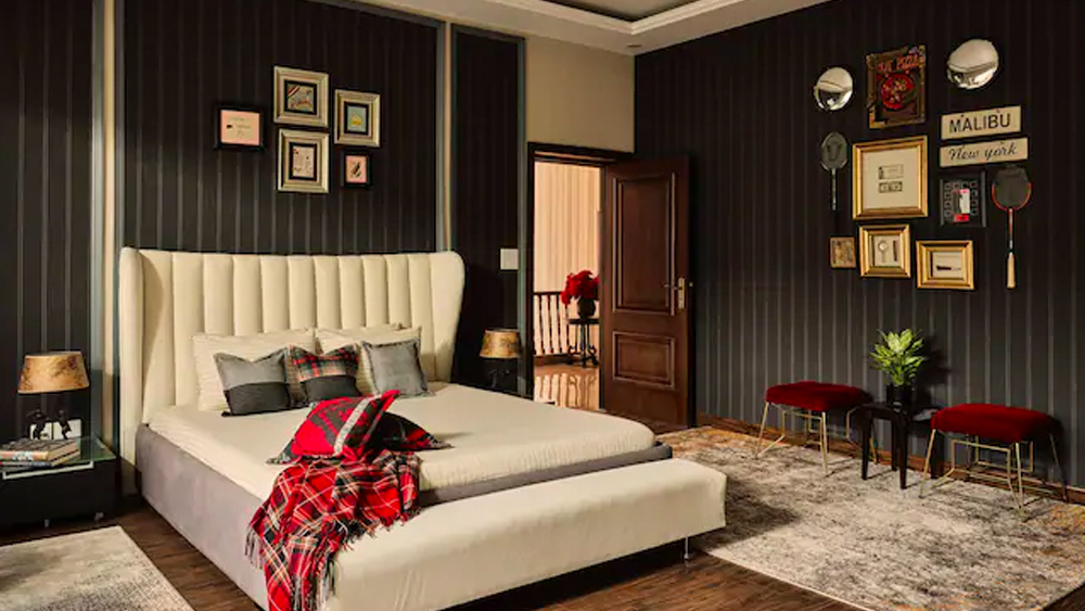 প্রতিযোগীকে প্রথমে এয়ারবিএনবির একটি আবেদনপত্র পূরণ করতে হবে। ‘ওপেন আর্ম ওয়েলকম’-এর অর্থ কী তা ১০০ শব্দের মধ্যে লিখে পাঠাতে হবে প্রতিযোগীকে। শাহরুখ খানের জনপ্রিয় ওপেন আর্ম পোজের জন্যই এই  প্রশ্ন।