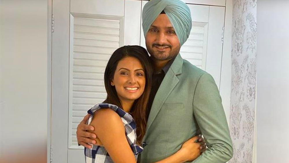 পরে অবশ্য ভাজ্জিকে টি-২০ বিশ্বকাপ জয়ের জন্য অভিনন্দন জানান গীতা। আলাপ আরও গাঢ় হয় আইপিএল উপলক্ষে। প্রথম আইপিএলের সময়ে হরভজনের কাছে দু’টি টিকিট চেয়েছিলেন গীতা। টিকিট দেওয়ার সময় হরভজন তাঁকে কফিপানের জন্য আমন্ত্রণ জানান।