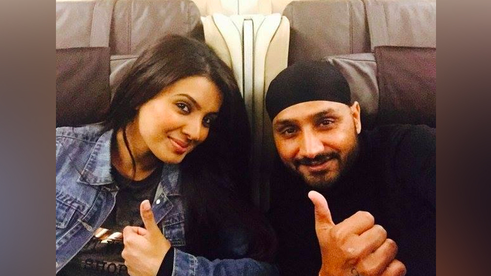 এ বার আর গীতা সেই প্রস্তাব এড়িয়ে যেতে পারেননি। তিনি কফি ডেটে এলেন। তবে হরভজনের ইঙ্গিত বুঝে প্রেমের প্রস্তাব পাশ কাটিয়ে যান। গীতা চেয়েছিলেন প্রথম দিকে শুধুই ভাল বন্ধু হয়ে থাকতে।