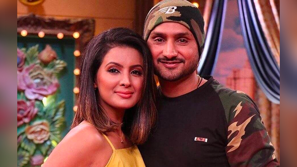 তবে হরভজনও সহজে পিছিয়ে আসার পাত্র নন। তিনি গীতার সঙ্গে প্রেমের সম্পর্ক জিইয়ে রাখলেন এক তরফাই। প্রায় ১ বছর পরে তাঁর প্রস্তাবে ‘হ্যাঁ’ বলেন গীতা।