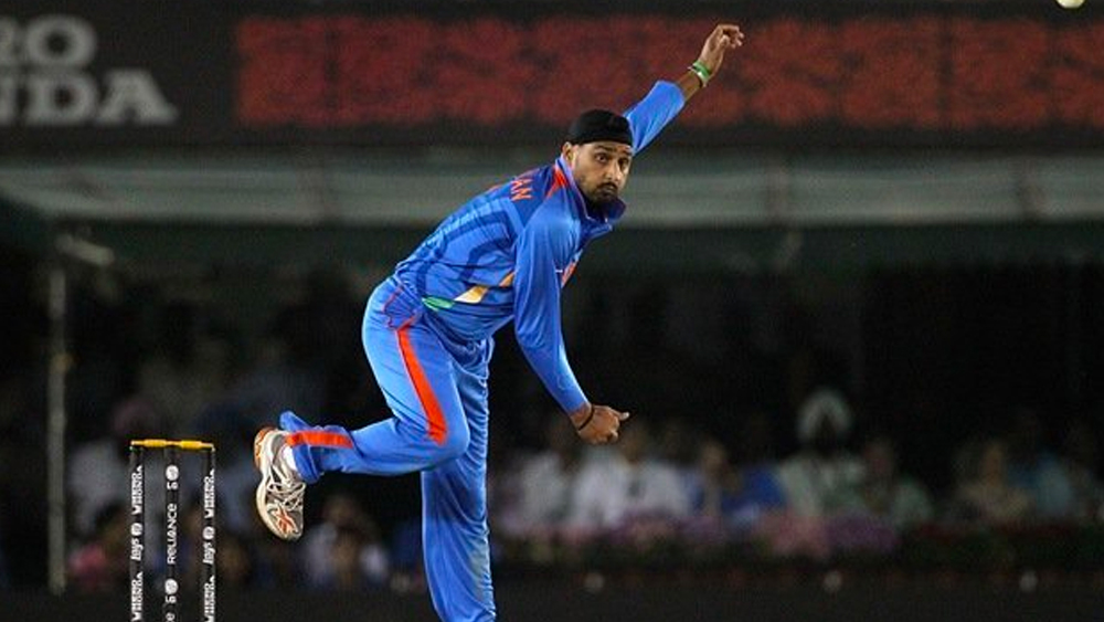 তখন জাতীয় দলে হরভজনের যাত্রা সবে শুরু হয়েছে। ১৯৯৮ সালের মার্চে অস্ট্রেলিয়ার বিরুদ্ধে তাঁর টেস্ট অভিষেক হয়। সে বছরই তিনি সুযোগ পান ওয়ান ডে-তেও। ক্রমে তাঁর অফস্পিন হয়ে ওঠে দলের অন্যতম সম্পদ।