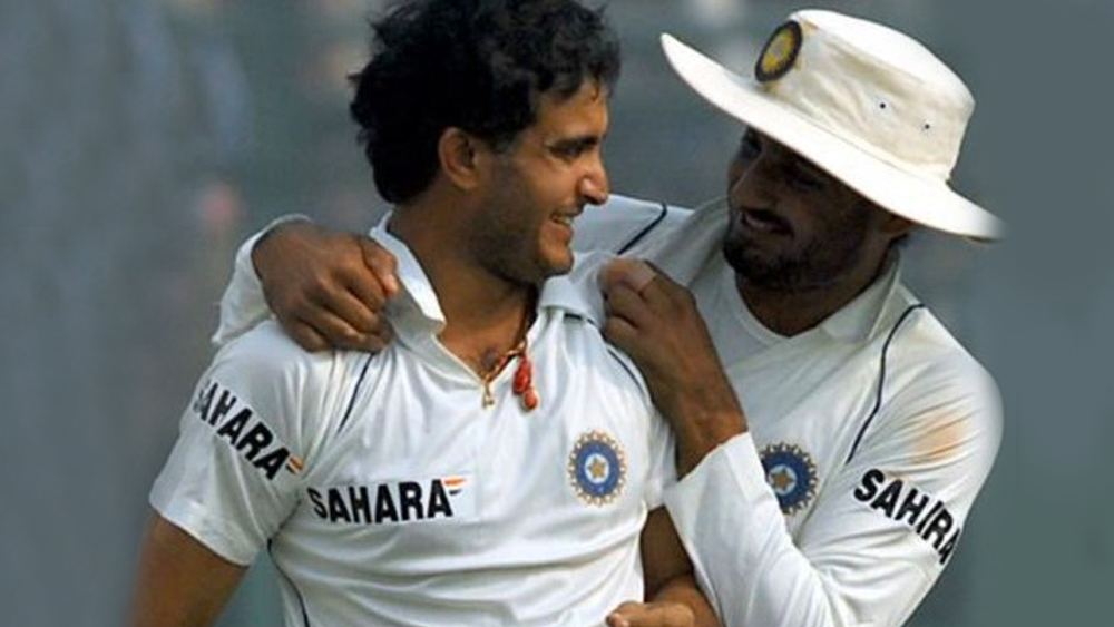 সে সময়ের টিম ইন্ডিয়ার গুরুত্বপূর্ণ সদস্য হরভজন সিংহ ছিলেন প্রাক্তন অধিনায়ক সৌরভ গঙ্গোপাধ্যায়ের অন্যতম ভরসা। অফ স্পিনের জাদুতে বাজিমাত করলেও হরভজন তাঁর ক্রিকেটারজীবন শুরু করেছিলেন ব্যাটসম্যান হিসেবে।