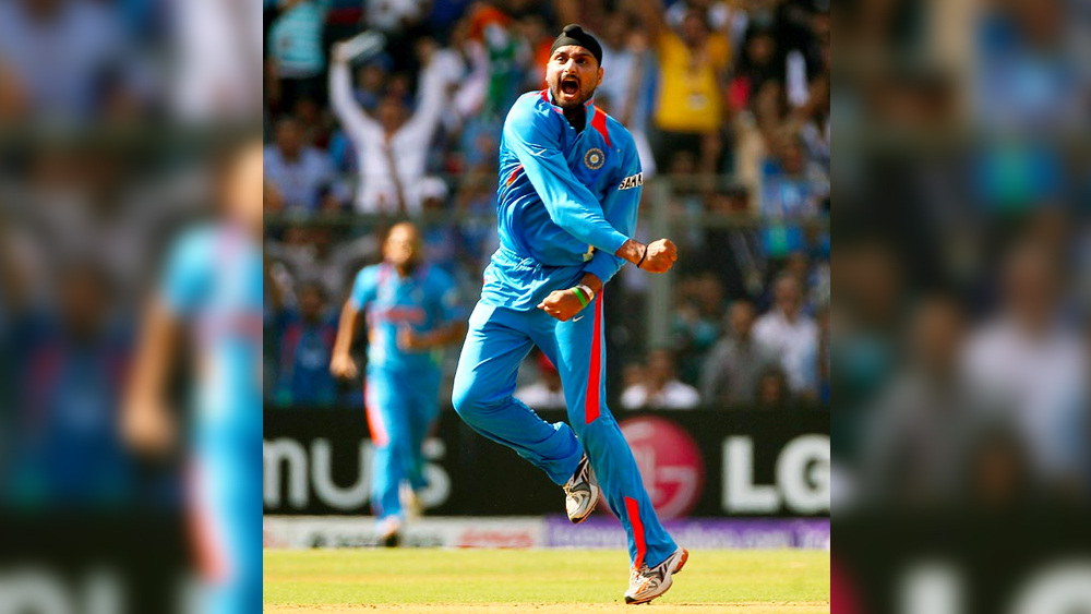 তাঁর প্রথম কোচ চরণজিৎ সিংহ ভুল্লার তাঁকে ব্যাটসম্যান হিসেবেই প্রশিক্ষণ দিচ্ছিলেন। খেলার গতিপথ পাল্টে যায় ভুল্লারের আকস্মিক মৃত্যুতে। পরের কোচ দবীন্দ্র অরোরা তাঁকে তৈরি করেন স্পিনার হিসেবে।