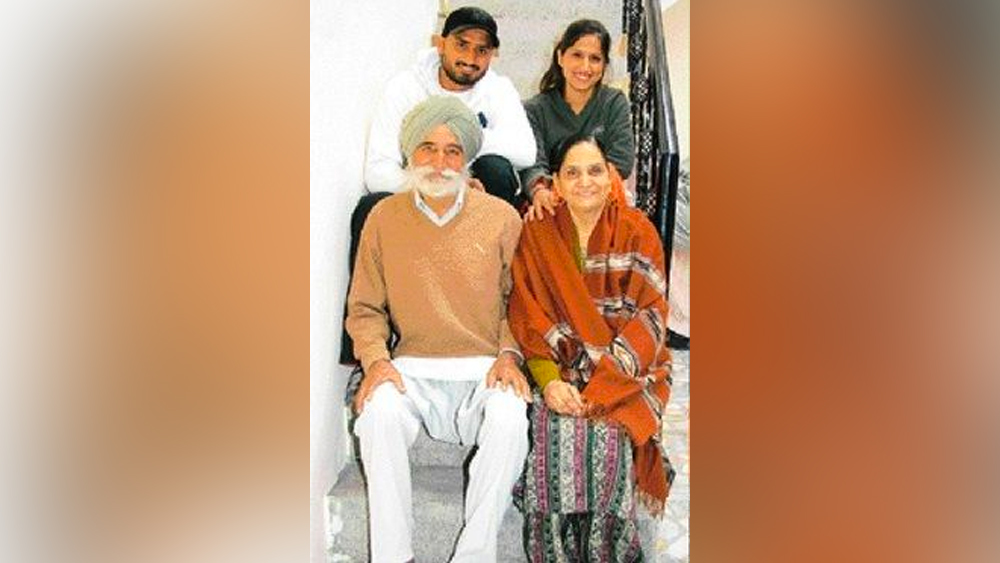 হরভজনের ক্রিকেটার হওয়াটাও ছিল মূলত তাঁর বাবা সর্দার সরদেব সিংহ প্লাহার ইচ্ছে। সরদেব সিংহের ছিল বল বেয়ারিং এবং ভালভ তৈরির কারখানা। পাঁচ বোনের মধ্যে একমাত্র ভাই হরভজন চেয়েছিলেন পারিবারিক ব্যবসার হাল ধরতে। কিন্তু তাঁর বাবা তাঁকে বলেন ক্রিকেটার হিসেবে কেরিয়ার এগিয়ে নিয়ে যেতে।