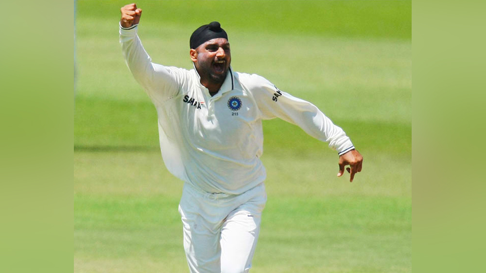 কেরিয়ারের ১০৩ টেস্টে তাঁর মোট উইকেট শিকার ৪১৭টি। সেরা পারফরম্যান্স ৮৪ রানে ৮ উইকেট। রান করেছেন ২,২২৪। ২৩৬টি ওয়ান ডে-তে নিয়েছেন ২৬৯টি উইকেট। সেরা পারফরম্যান্স ৩১ রানে ৫ উইকেট। রান করেছেন ১,২৩৭। আইপিএলে খেলেছেন মুম্বই ইন্ডিয়ান্স এবং চেন্নাই সুপার কিংসের হয়ে।