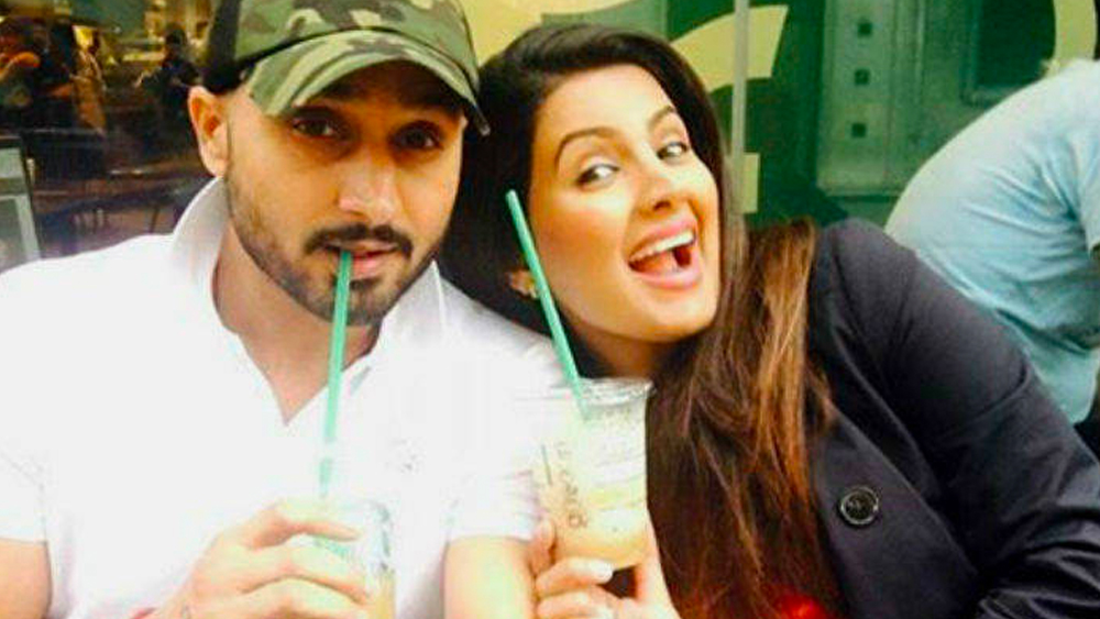 সাফল্যের পাশাপাশি এসেছে বহু বিতর্কও। অফ ফর্ম, বিতর্ক সব কিছু কাটিয়ে বার বার ঘুরে দাঁড়িয়েছেন হরভজন সিংহ। প্রতি বারই পাশে পেয়েছেন স্ত্রী গীতাকে।