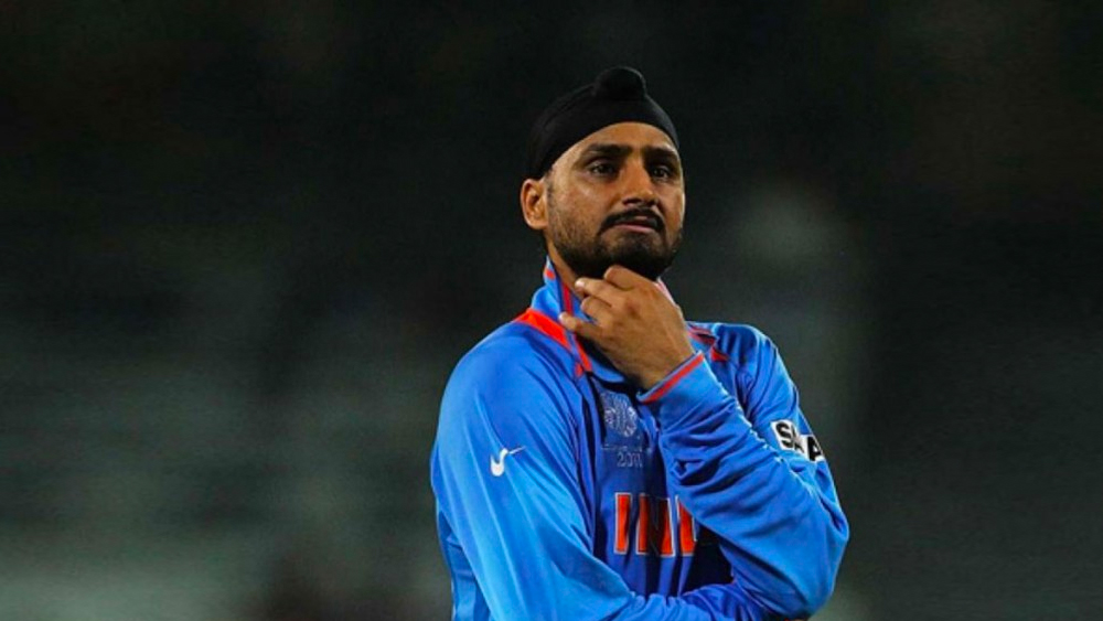 জাতীয় দলের দরজা তাঁর জন্য বন্ধ বহু দিন। সেখানে ফেরা কার্যত অসম্ভব। ইতিমধ্যেই হাওয়ায় ভেসে বেরিয়েছে তাঁর অবসরের প্রশ্ন। তবে হরভজন আছেন নিজের ছন্দে। জীবনকে উপভোগ করছেন।