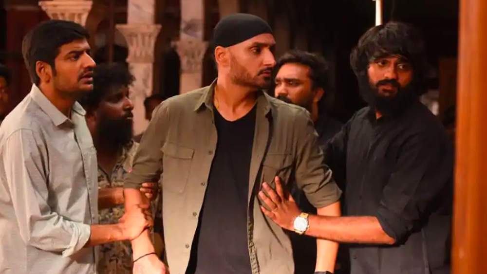 হরভজন সিংহ অভিনয় করেছেন ‘মুঝসে শাদি করোগি’-সহ বেশ কিছু ছবিতেও। মাঠে এবং মাঠের বাইরে এ ভাবেই বর্ণময় থাকতে চান সহযোদ্ধাদের প্রিয় ‘ভাজ্জি’, ভক্তদের পছন্দের ‘টার্বানেটর’।