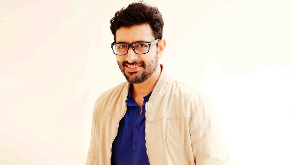 প্রিয়াংশু বরাবরই প্রবাসী। জন্ম ১৯৭৩ সালের ২০ ফেব্রুয়ারি, দিল্লিতে। কেমব্রিজ ফাউন্ডেশন স্কুলের পরে তাঁর পড়াশোনা রামলাল আনন্দ কলেজে। বাণিজ্যে স্নাতক প্রিয়াংশু মডেলিং দিয়ে বিনোদন দুনিয়ায় কেরিয়ার শুরু করেন।