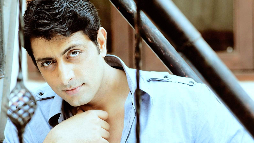 কেরিয়ারের পাশাপাশি প্রিয়াংশুর ব্যক্তিগত জীবনেও টানাপড়েন অব্যাহত। ১৯৯৭ সালে প্রিয়াংশু বিয়ে করেন মডেল মালিনী শর্মাকে। কিন্তু সেই বিয়ে দীর্ঘস্থায়ী হয়নি।