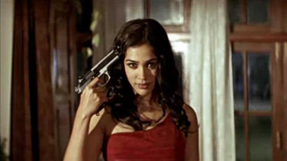 বেশ কিছু মিউজিক ভিডিয়োর পরিচিত মুখ মালিনী অভিনয় করেছিলেন ‘রাজ’ ছবিতে। এখনও অবধি এটাই তাঁর কেরিয়ারের একমাত্র ছবি। এর পর কোনও ছবি তো দূর অস্ত্, বিনোদন দুনিয়া থেকেই নিজেকে অভিনেত্রী হিসেবে সরিয়ে নেন মালিনী।