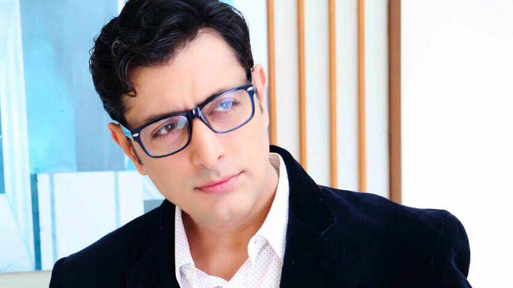 এক সাক্ষাৎকারে প্রিয়াংশু নিজেই জানিয়েছেন বাধ্য হয়েই তিনি ইনস্টাগ্রামে অ্যাকাউন্ট খুলেছেন। কারণ এখন তারকাদের জনপ্রিয়তা অনেকটাই নির্ধারিত হয় সোশ্যাল মিডিয়ায় তাঁদের ফ্যান ফলোয়িংয়ের মাপকাঠিতে।