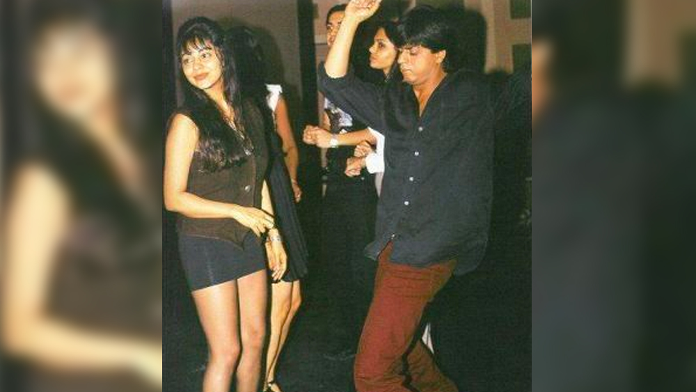 শাহরুখেরও নাচতে ইচ্ছে করছিল। কিন্তু গৌরীকে যে মুখ ফুটে বলবেন, তার জন্য সাহসে কুলোচ্ছিল না। বেশ কিছু ক্ষণ অপেক্ষার পরে কিছুটা সাহস সঞ্চয় করে ১৮ বছর বয়সি শাহরুখ গেলেন গৌরীর কাছে। তাঁর সঙ্গে নাচার প্রস্তাব নিয়ে।