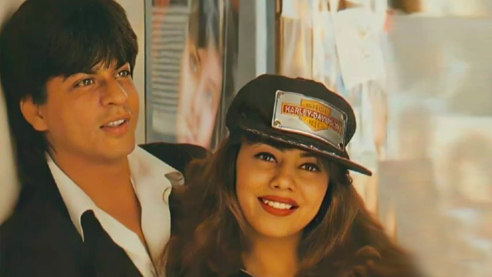 কিছু ক্ষণ পরে সত্যিটা পরিষ্কার হল। যাঁর জন্য অপেক্ষায় ছিলেন গৌরী, তিনি তাঁর বয়ফ্রেন্ড নন। বরং, ভাই! এ বার তাঁর কাছে গিয়ে শাহরুখ বলেন, ‘‘আমাকেও তোমার ভাই মনে করো।’’