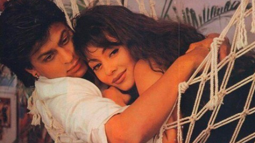 এ ভাবেই সম্পর্কের সূত্রপাত। পরে এক সাক্ষাৎকারে স্মৃতিচারণা করেছিলেন শাহরুখ। তাঁর স্বভাবসিদ্ধ রসিকতা এবং কথা বলার ঢঙে খুব অল্প সময়েই মুগ্ধ হয়ে যান গৌরী। বন্ধুত্ব থেকে তাঁদের সম্পর্ক প্রেমের চৌকাঠ পেরতে বেশি সময় নেয়নি।