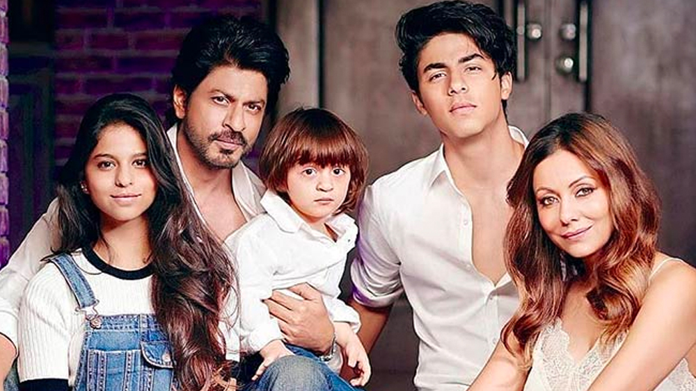 ১৯৯৭ সালে জন্ম হয় শাহরুখ-গৌরীর প্রথম সন্তান আরিয়ানের। মেয়ে সুহানার জন্ম তার ৩ বছর পরে। দুই ছেলেমেয়েকে নিয়ে বলিউডের পাওয়ার কাপল শাহরুখ-গৌরী অনুরাগীদের চমক দিলেন ২০১৩-এ। জানালেন, এ বার তাঁরা সারোগেসি পদ্ধতিতে তৃতীয় সন্তান লাভ করেছেন। ছেলের নাম রাখা হয় আব্রাম।